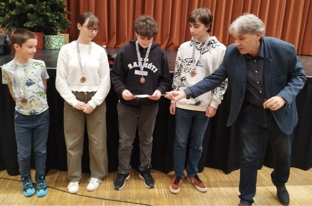 Balr�l Hanti Samu, Hab�ny Csinszka, Kov�cs Korn�l �s Bacher Benedek d�jat vesz �t Grimm Gy�rgyt�l